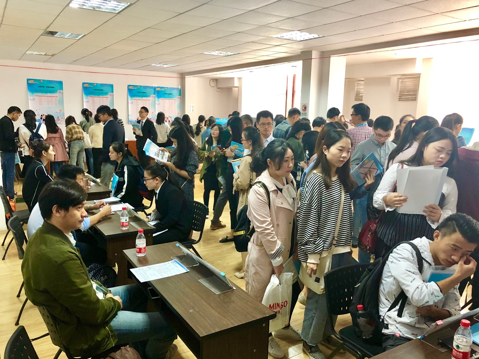 7、华中科技大学招聘现场.jpg